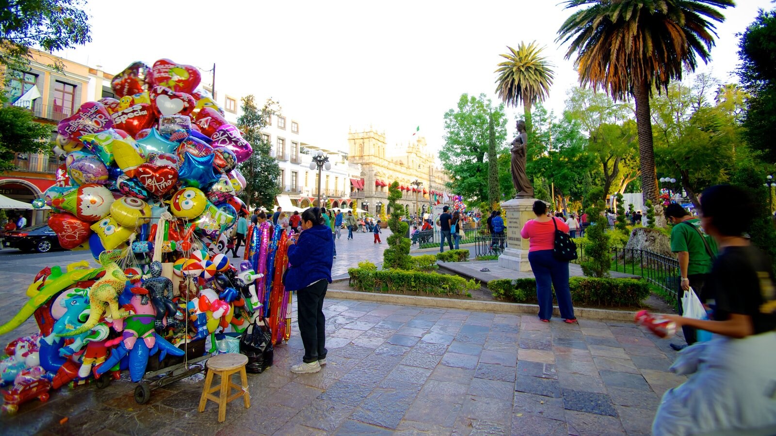 Puebla que incluye escenas cotidianas y mercados y también un grupo grande de personas