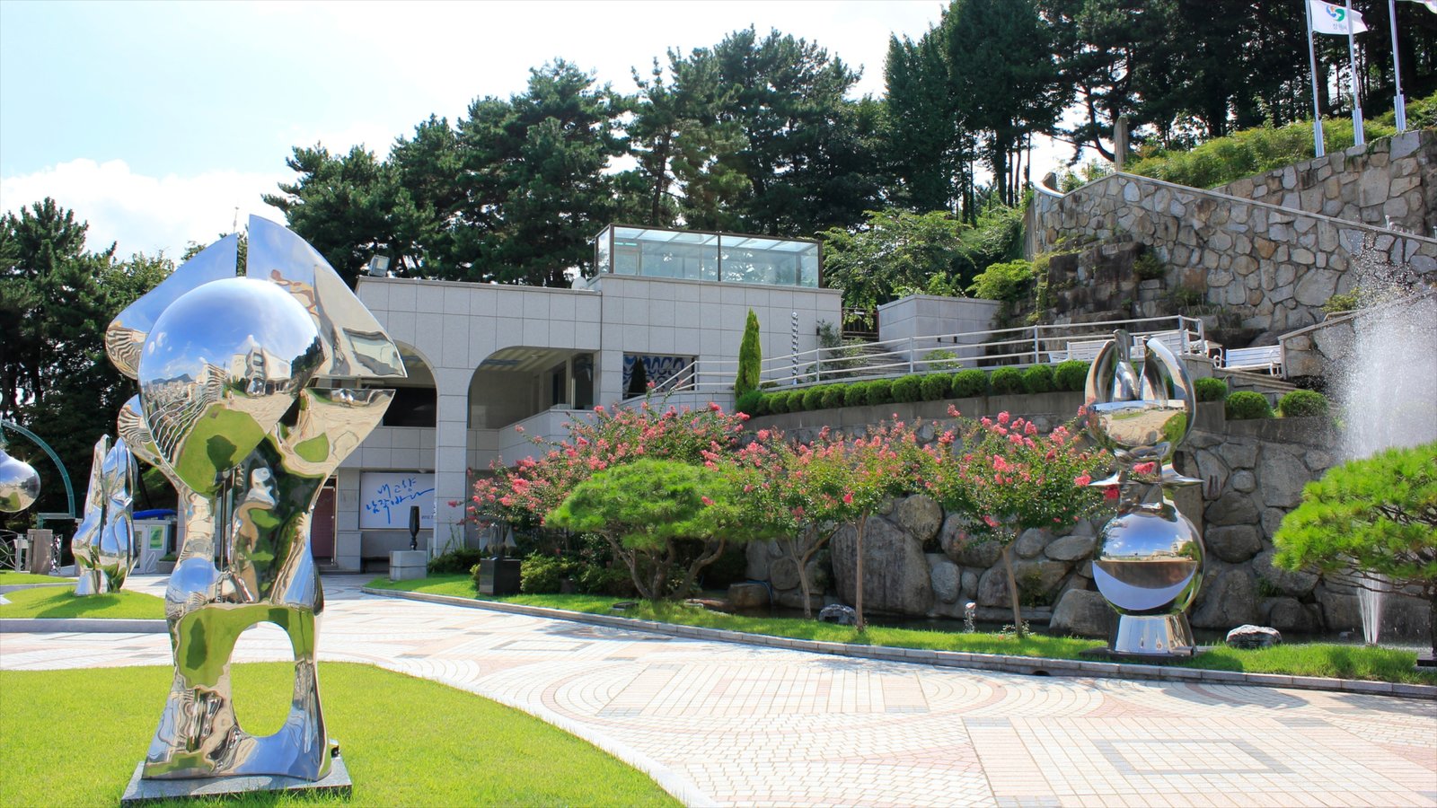 Changwon bevat kunst in de open lucht en een tuin