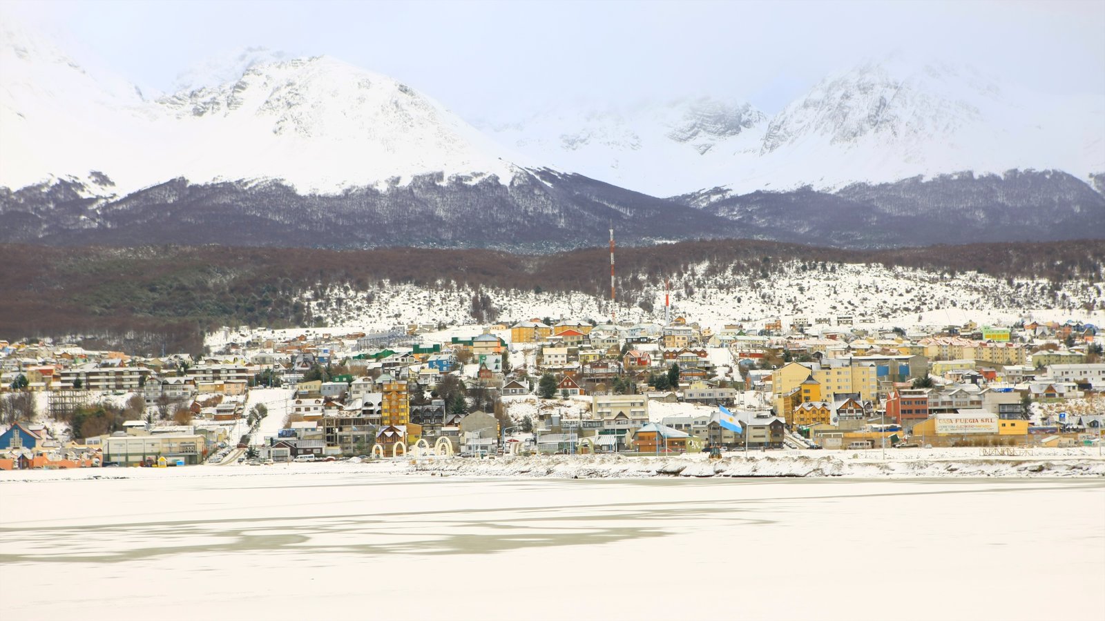 Eldslandet presenterar snö och en liten stad eller by