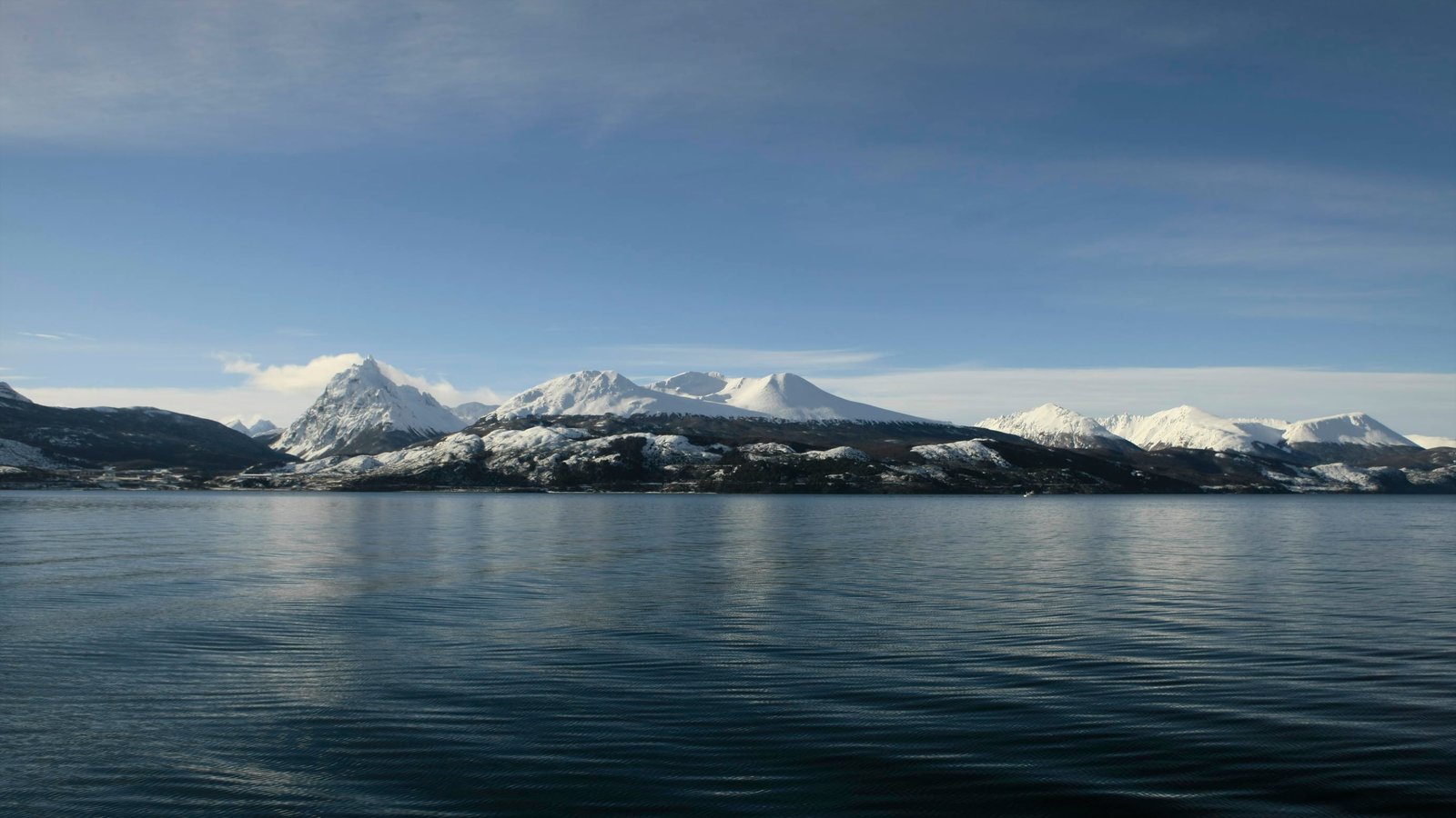 Eldslandet presenterar snö, kustutsikter och berg