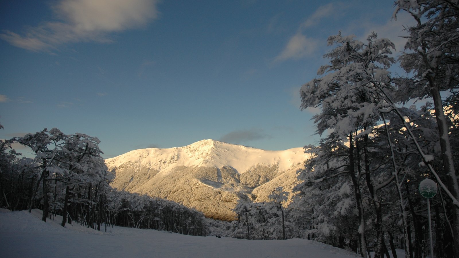 Eldslandet som inkluderar snö och berg