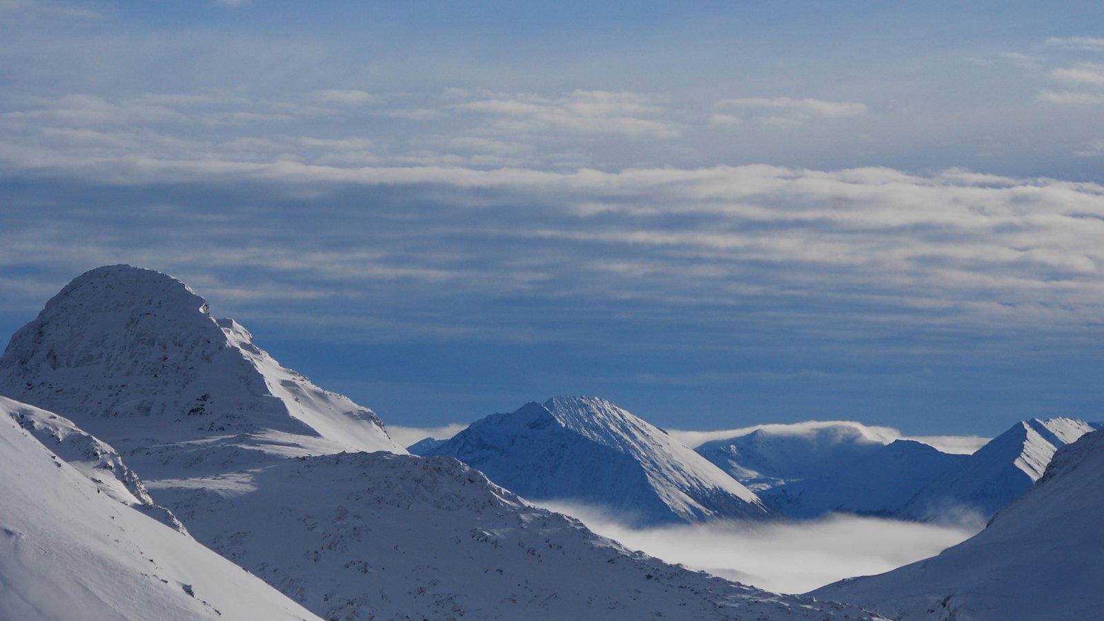 Eldslandet som inkluderar snö och berg