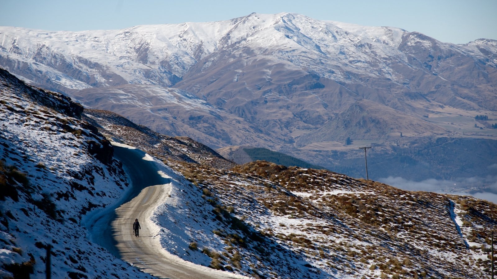 Skiing and snowboarding in New Zealand- your ultimate guide to the things to do, things to wear, which ski hills to visit, the ski-terminology to learn, and tips and tricks on the winter season in the New Zealand South Island! #skiing #wintertravel #newzealandtravel #queenstown