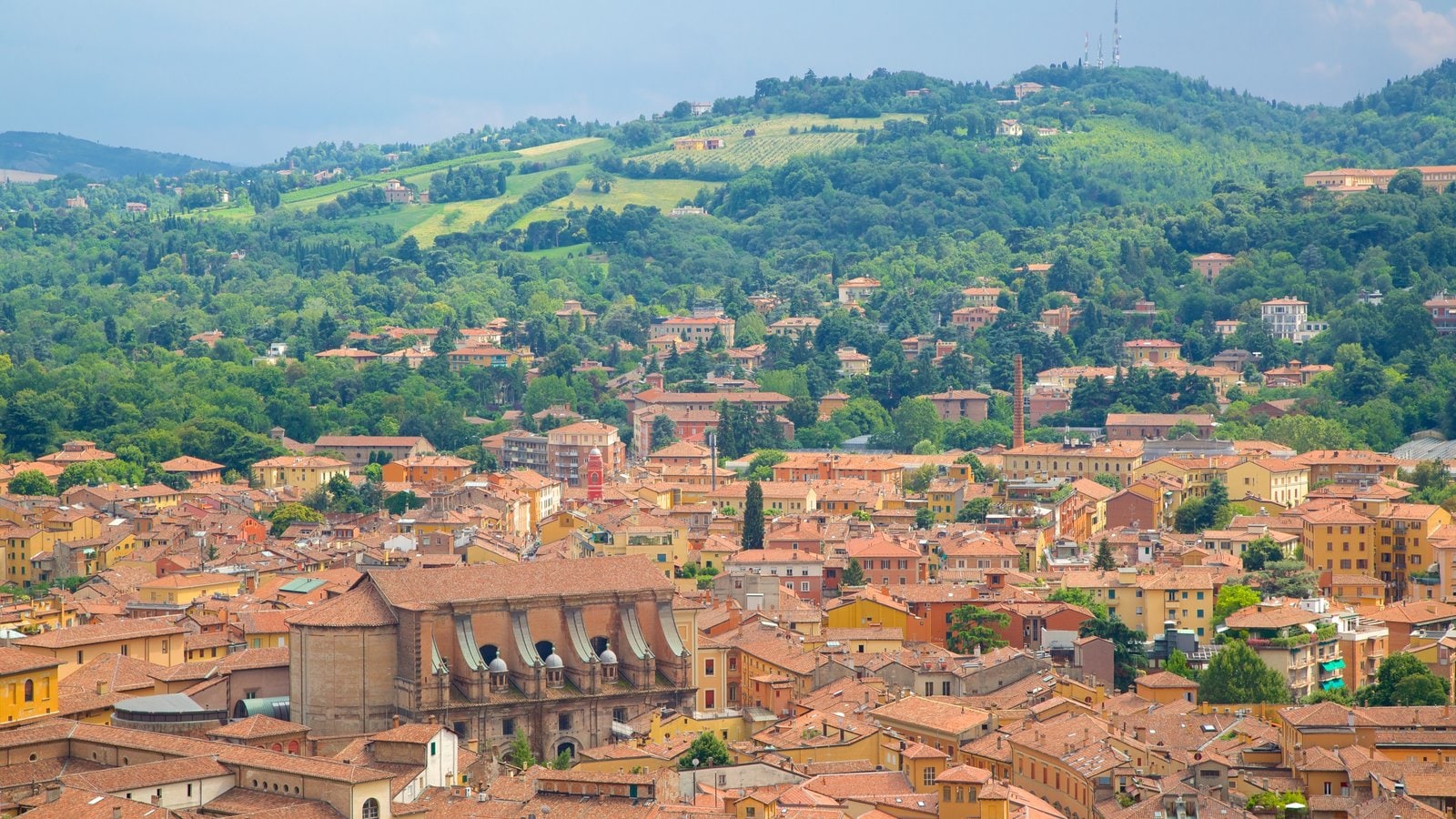 Bologna ซึ่งรวมถึง มรดกทางสถาปัตยกรรม และ เมือง