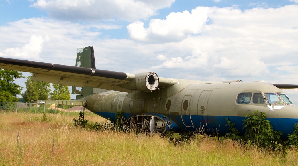 Parque Tempelhof ofreciendo un parque, avión y escenas tranquilas