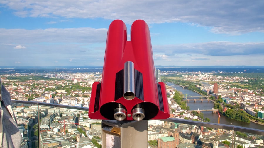 Maintower toont een stad en vergezichten
