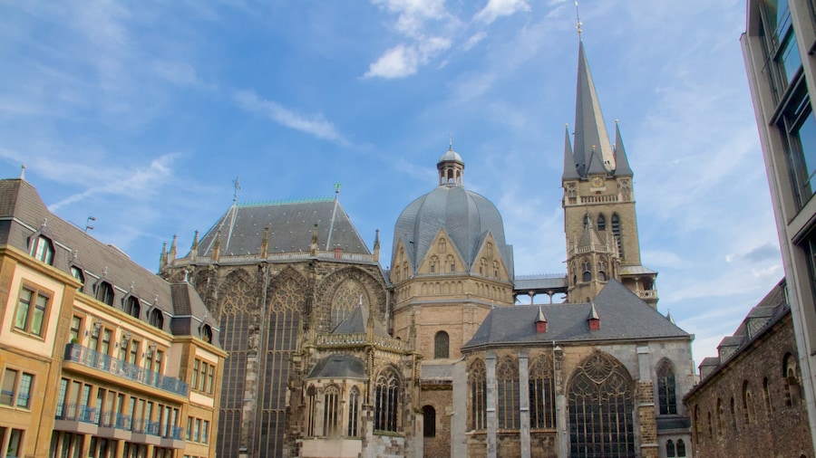 Aachen-katedralen og byder på historiske bygningsværker, en kirke eller en katedral og kulturarvsgenstande