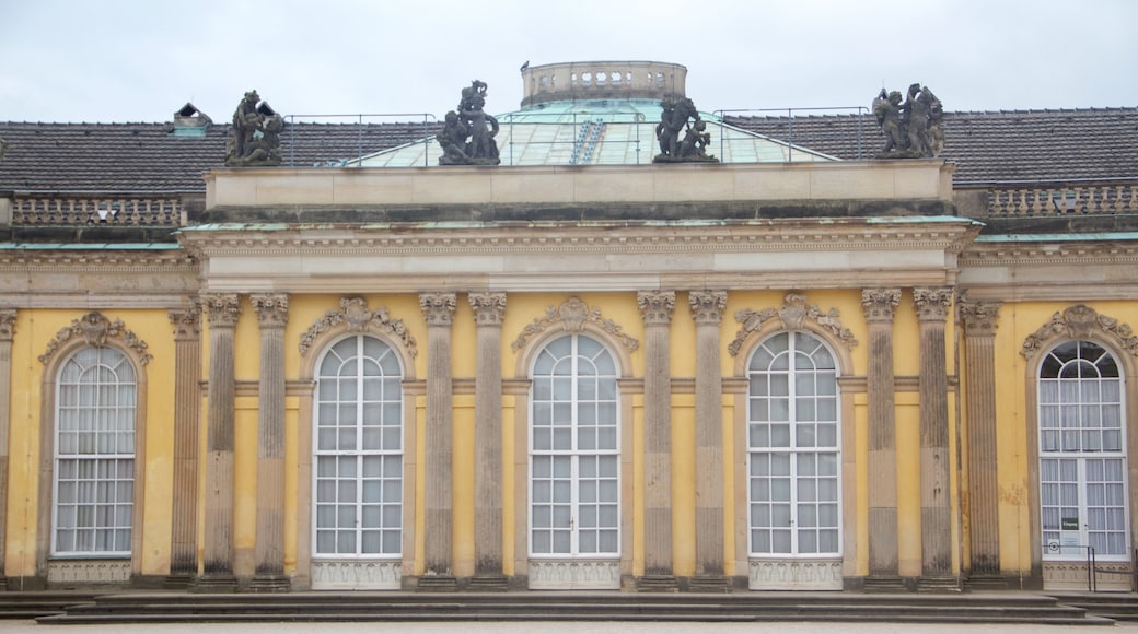 Schloss Sanssouci inclusief historische architectuur, historisch erfgoed en kasteel of paleis