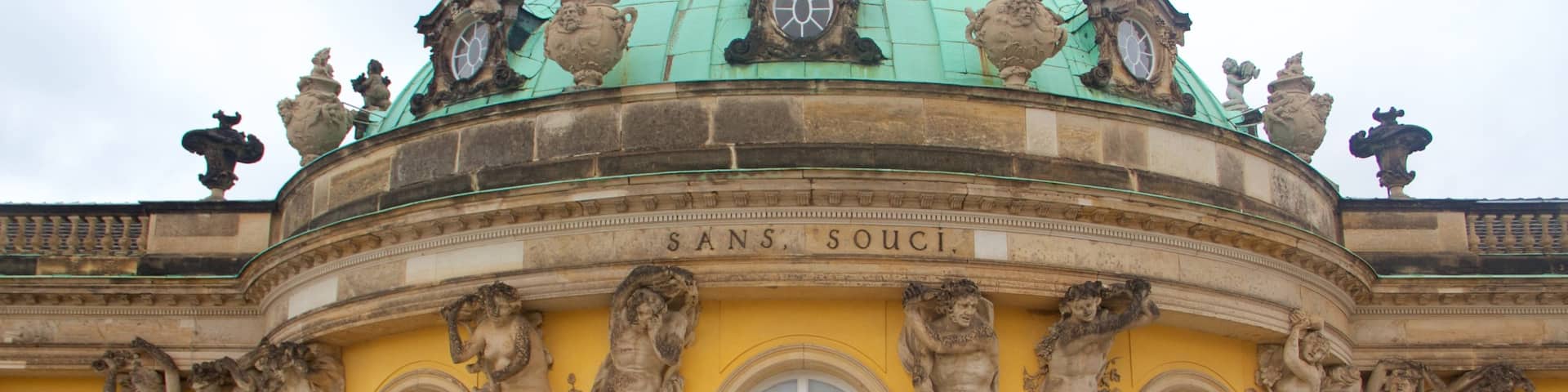 Palacio Sanssouci ofreciendo castillo o palacio, elementos del patrimonio y patrimonio de arquitectura