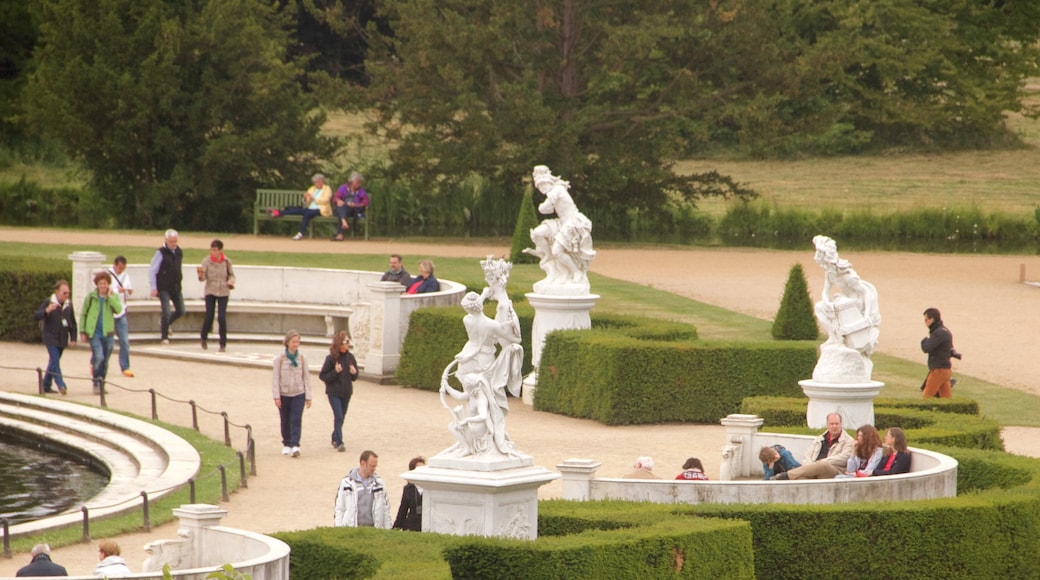 Palacio Sanssouci mostrando jardín, un castillo y una estatua o escultura