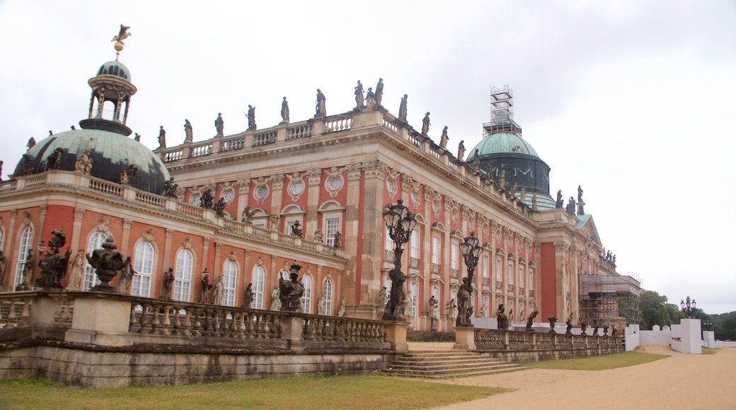 Parque Sanssouci que incluye arquitectura patrimonial, castillo o palacio y elementos patrimoniales