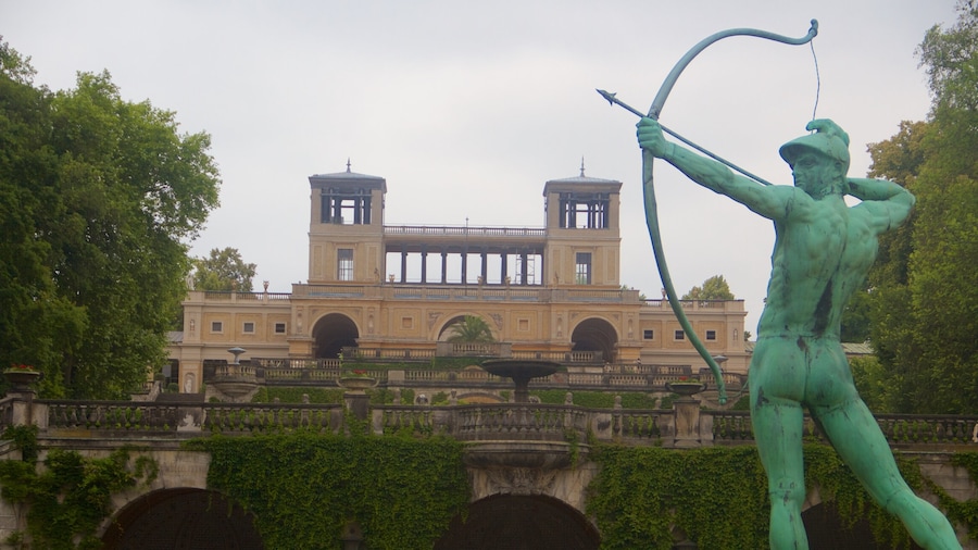 Sanssouci-parken som viser kulturarvsgenstande, historiske bygningsværker og en statue eller en skulptur