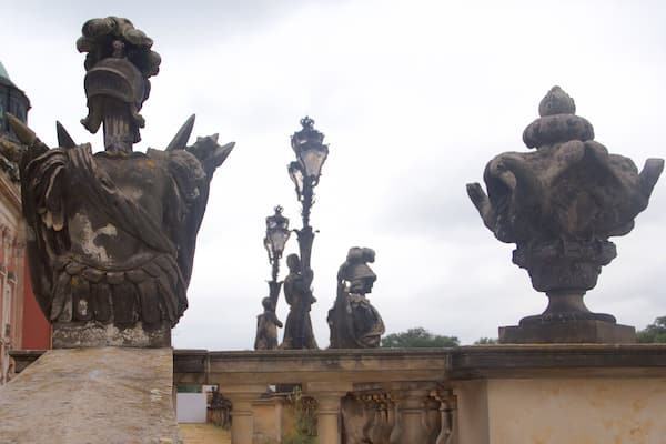 Neues Palais das einen Palast oder Schloss, historische Architektur und Statue oder Skulptur