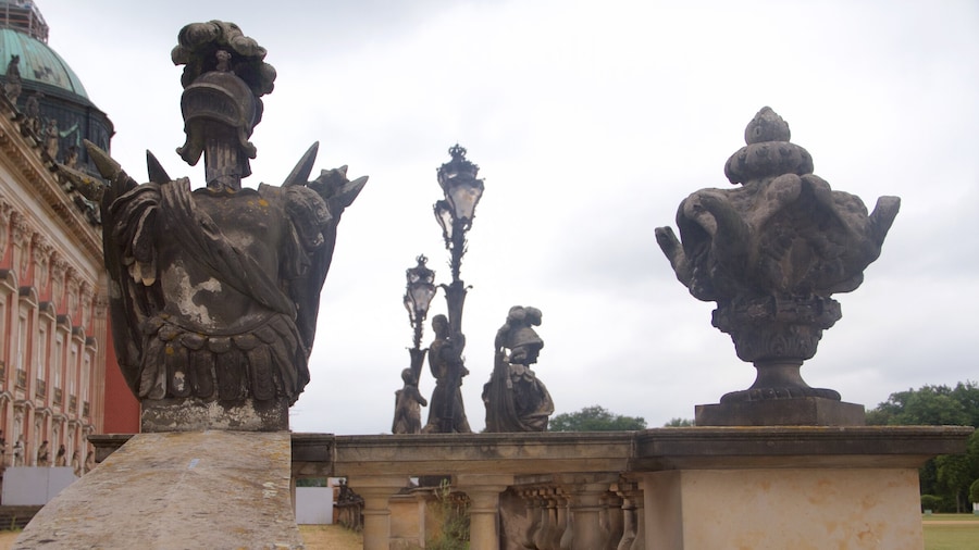 Det nye palads som viser en statue eller en skulptur, kulturarvsgenstande og historiske bygningsværker