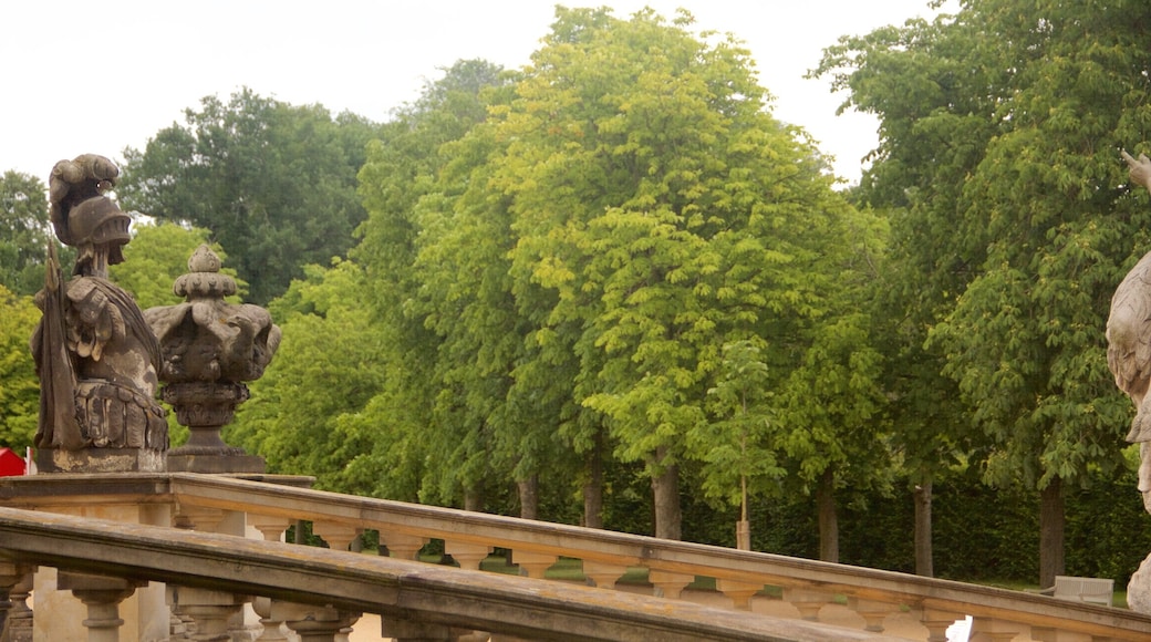 Neues Palais das einen Geschichtliches, Palast oder Schloss und Statue oder Skulptur