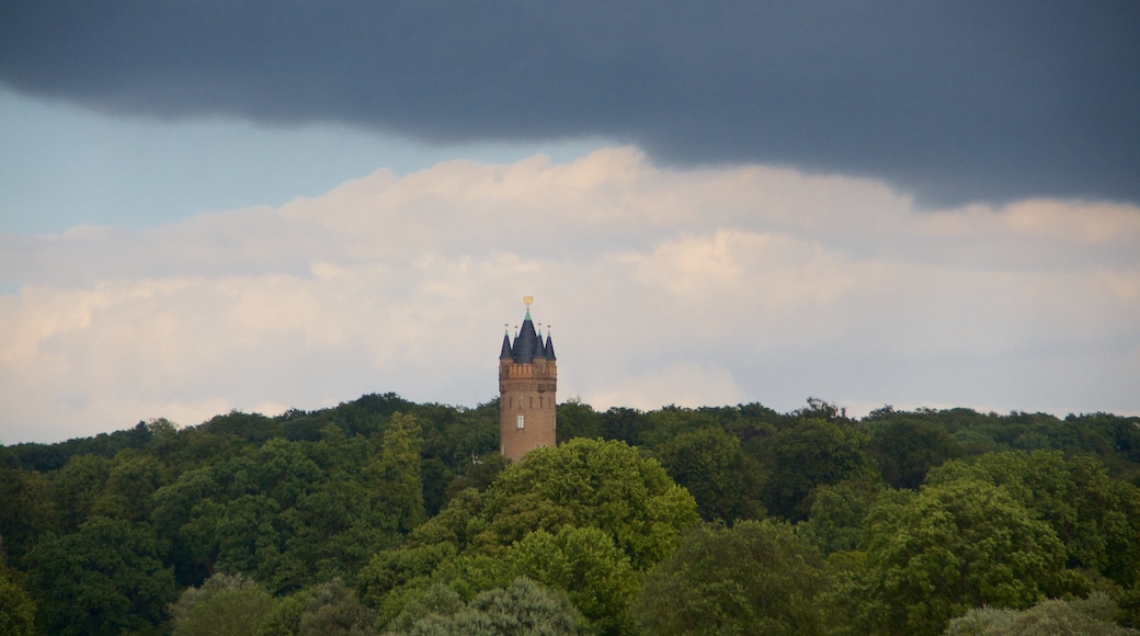 Babelsberg Park som inkluderar ett slott och historisk arkitektur