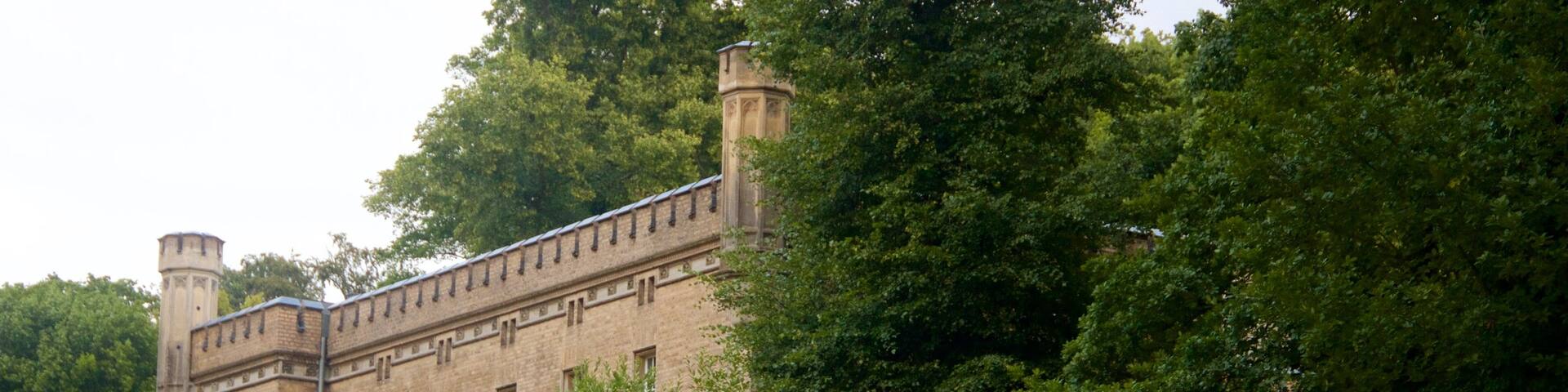 Park Babelsberg welches beinhaltet Park, historische Architektur und Geschichtliches