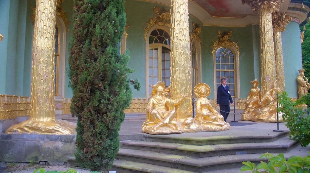 Chinesisches Haus mostrando uma estátua ou escultura, arquitetura de patrimônio e elementos de patrimônio