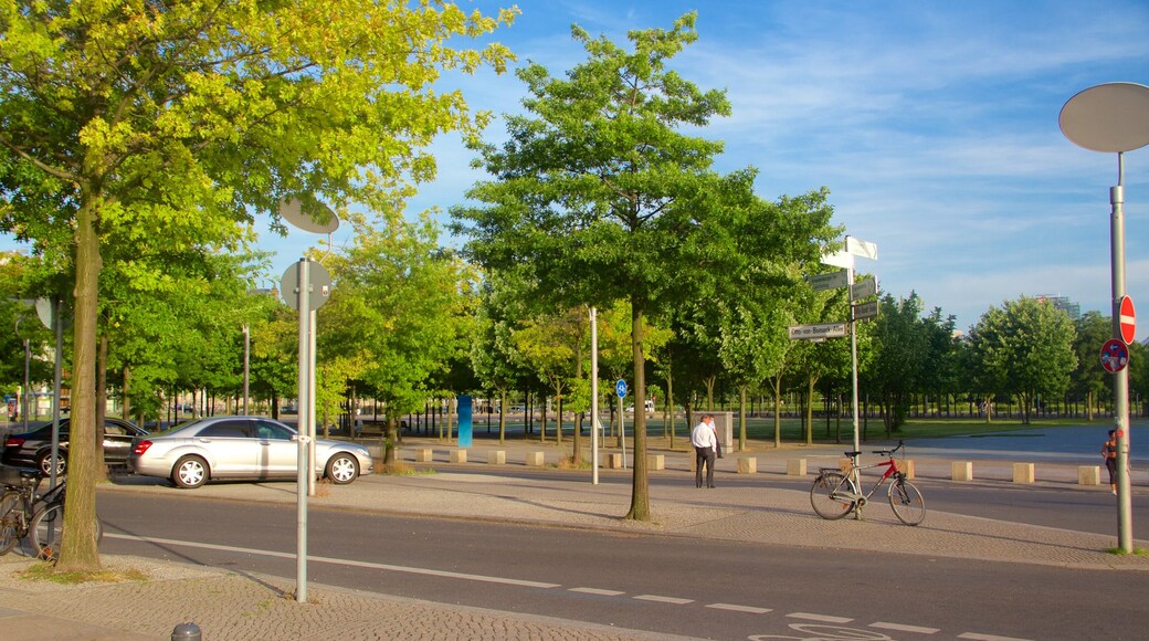 Spreebogenpark showing a garden