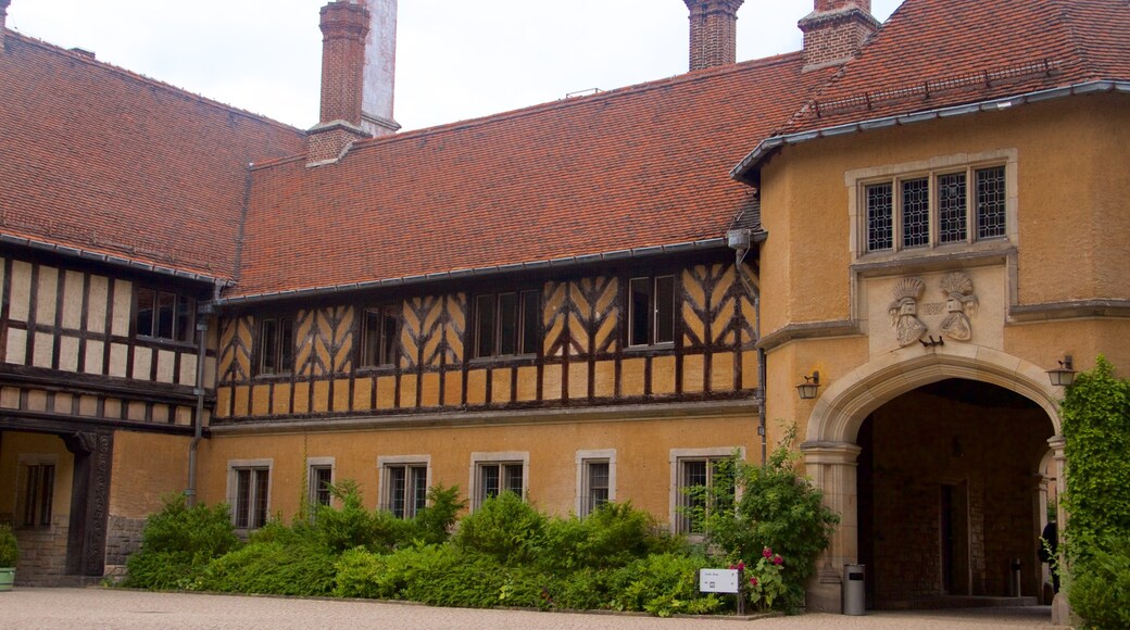 Potsdam presenterar ett slott, historiska element och ett hus