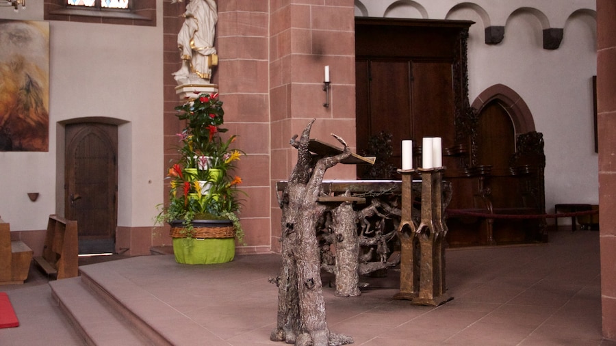 Frankfurt caracterizando elementos religiosos, vistas internas e uma igreja ou catedral
