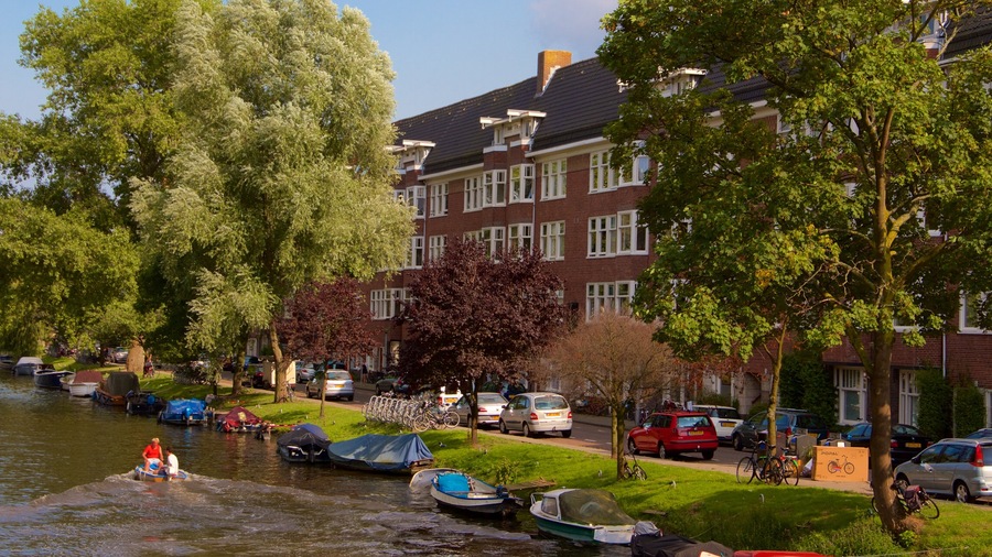 Amsterdam-Zuidoost bevat een rivier of beek en varen