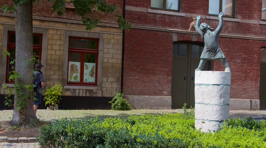 Limburgo mostrando una estatua o escultura