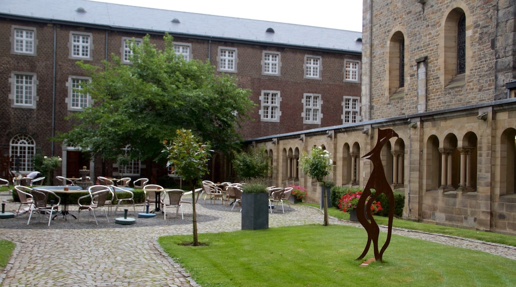 Kerkrade inclusief historische architectuur en een standbeeld of beeldhouwwerk