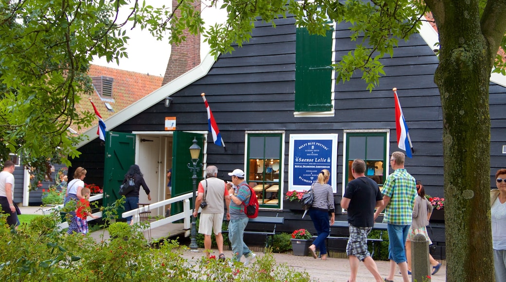 Zaanse Schans som visar shopping såväl som en stor grupp av människor
