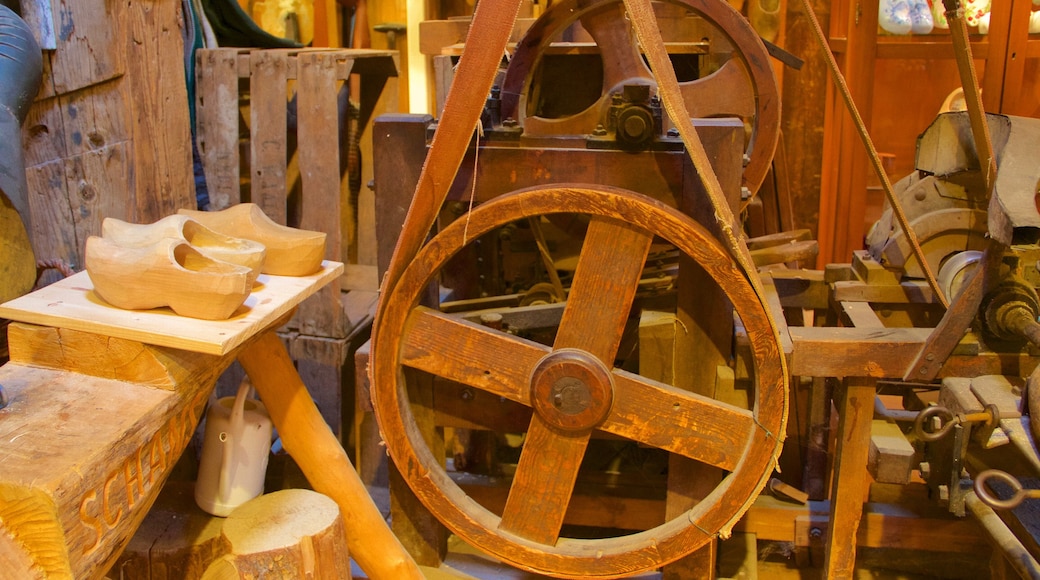 Zaanse Schans showing interior views