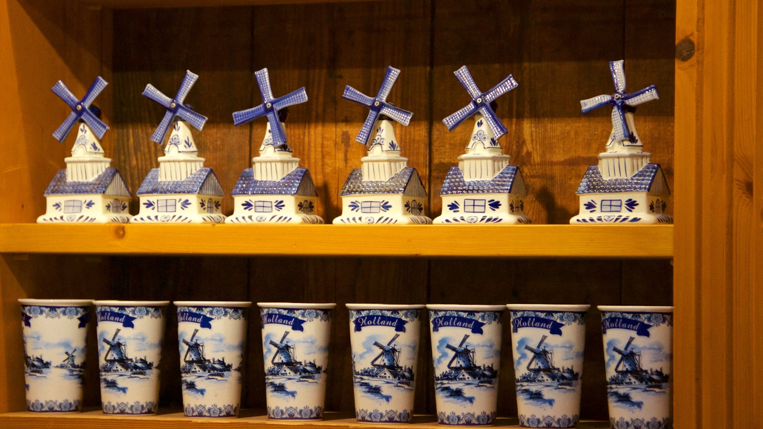 Zaanse Schans which includes interior views and shopping