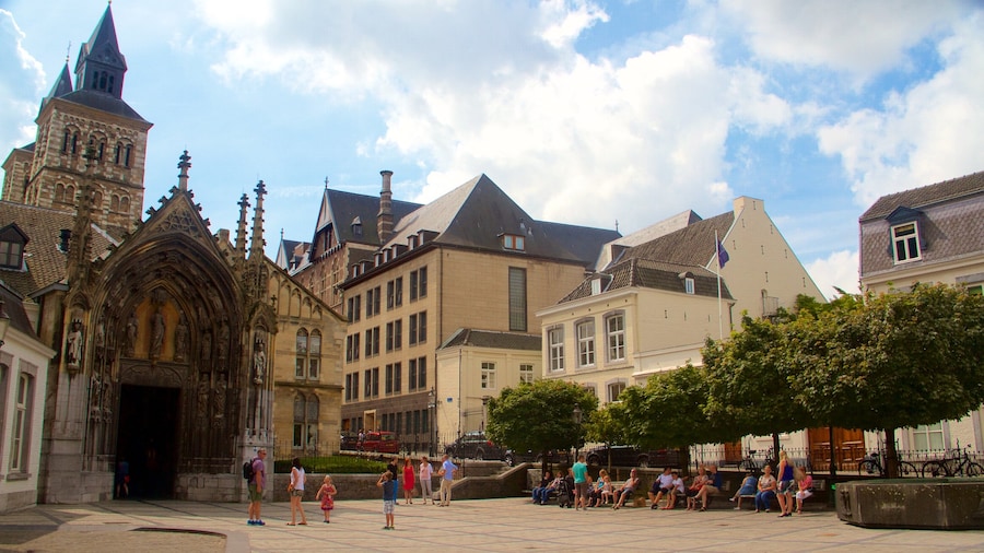Vrijthof showing a square or plaza and heritage architecture