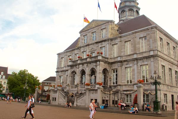 Marché mettant en vedette square ou place, patrimoine historique et patrimoine architectural