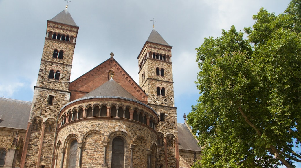 Basilica di San Servazio mostrando chiesa o cattedrale, architettura d\'epoca e elementi religiosi