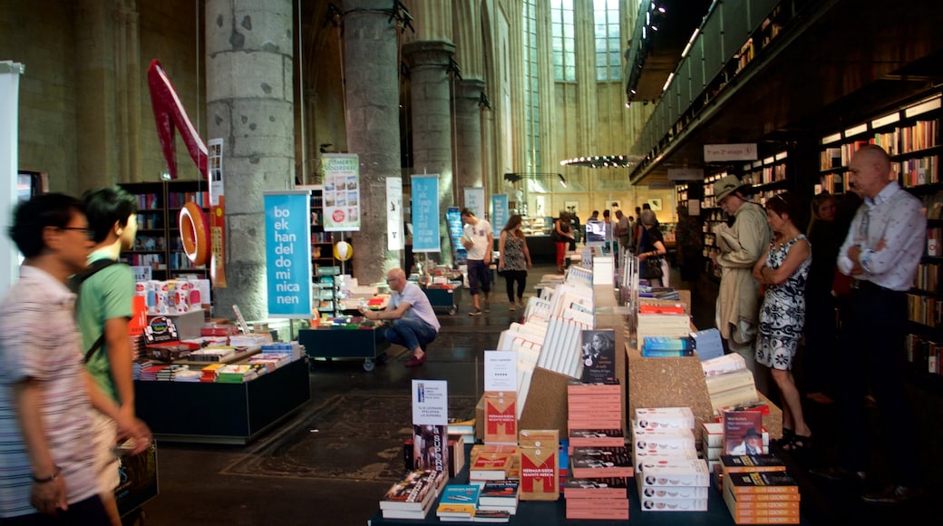 Parroquia de los dominicos, librería mostrando vistas interiores y compras y también un gran grupo de personas