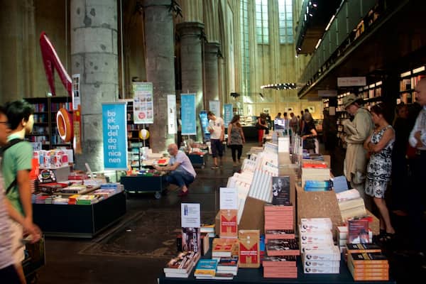 Dominicanenkerk qui includes vues intérieures et shopping aussi bien que important groupe de personnes