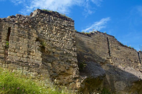 Castelo de Valkenburg que inclui uma ruĆna, um pequeno castelo ou palĆ”cio e elementos de patrimĆ“nio