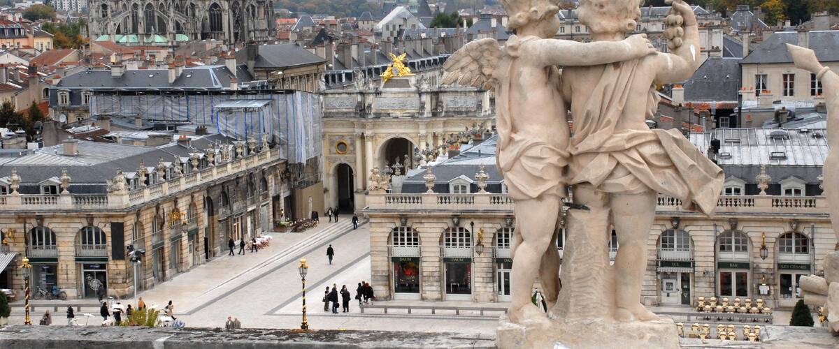 Meurthe y Mosela ofreciendo una estatua o escultura, patrimonio de arquitectura y una ciudad