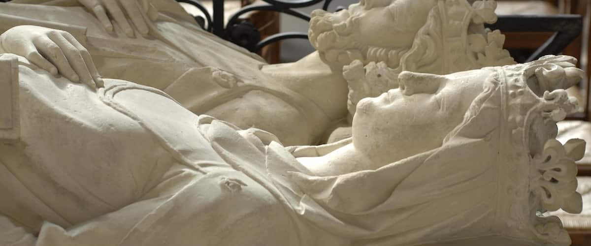 Basílica de Saint Denis mostrando uma estátua ou escultura