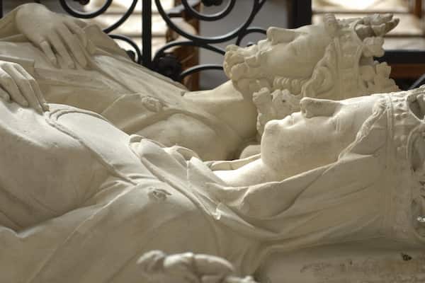 Basilique Saint-Denis montrant statue ou sculpture