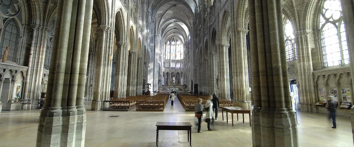 Basilique Saint-Denis qui includes vues intérieures, patrimoine historique et patrimoine architectural