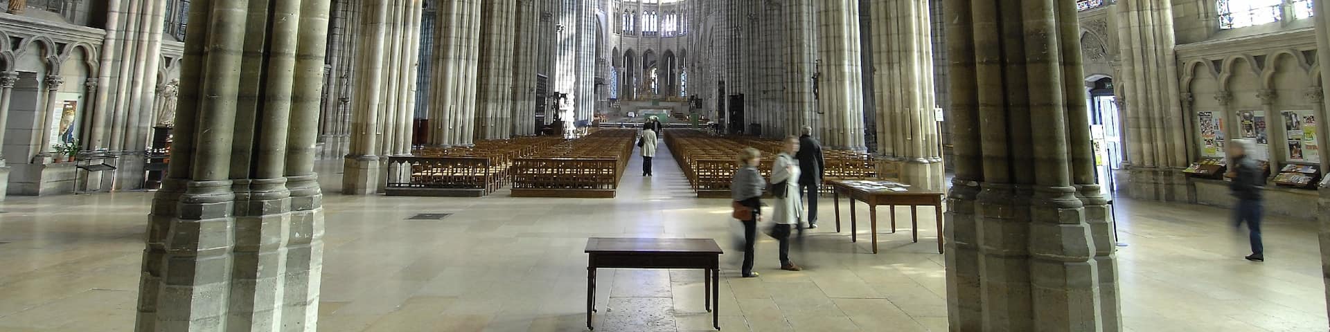 Basilique Saint-Denis mettant en vedette aspects religieux, patrimoine architectural et vues intérieures