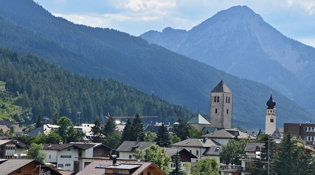 San Candido ofreciendo montañas