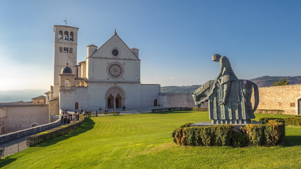 Assisi which includes heritage architecture, a church or cathedral and a statue or sculpture