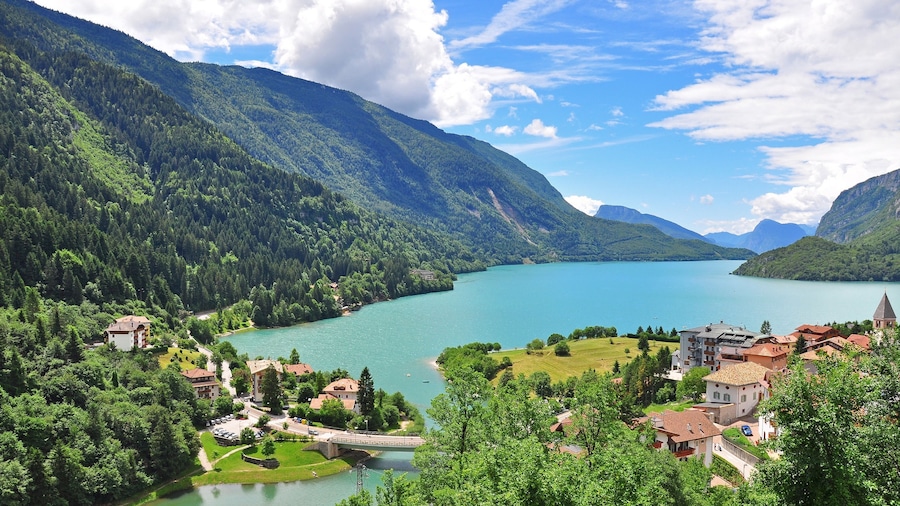 Molveno mostrando vista panorámica, un lago o espejo de agua y montañas
