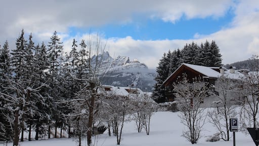 Cortina d\'Ampezzo mostrando una casa, nieve y montañas