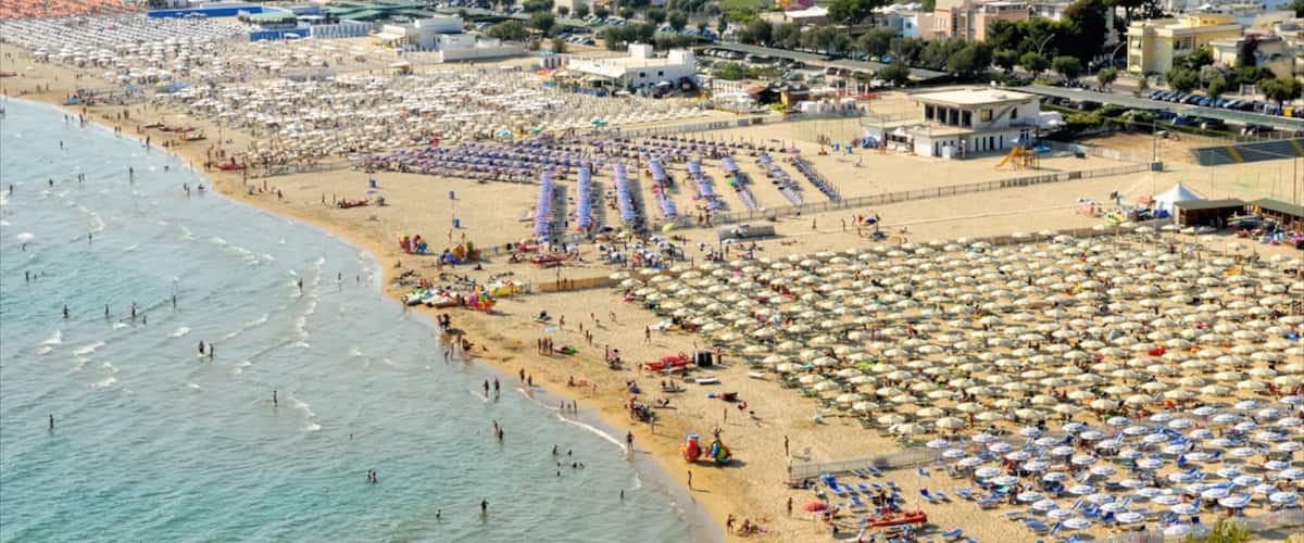 Gaeta mettant en vedette ville, vues littorales et plage de sable