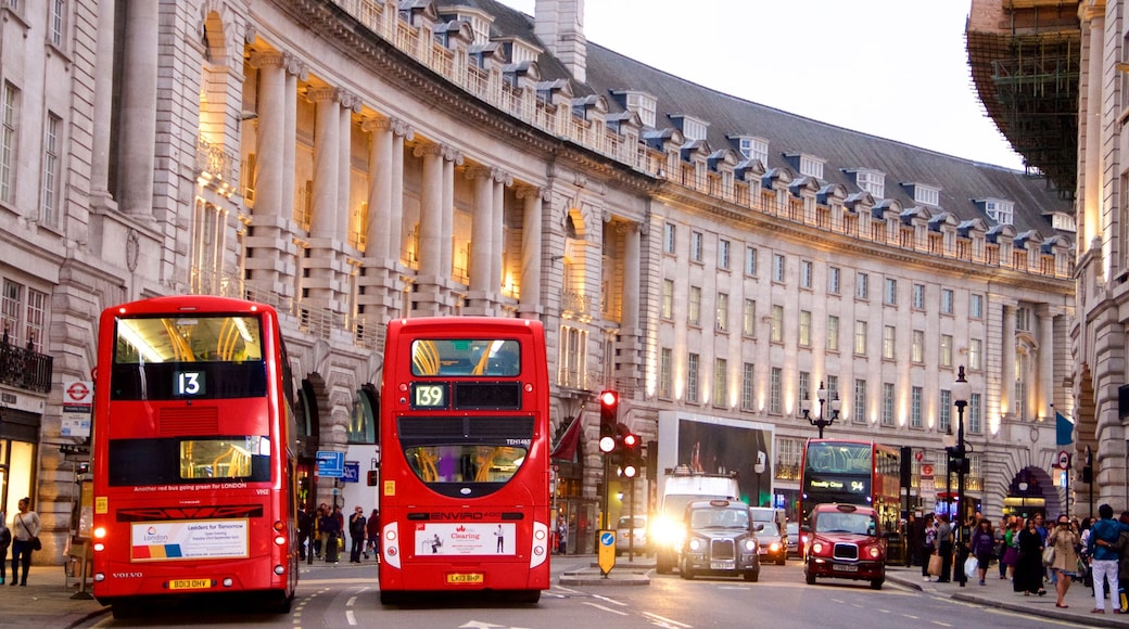 Piccadilly Circus showing street scenes, cbd and a city