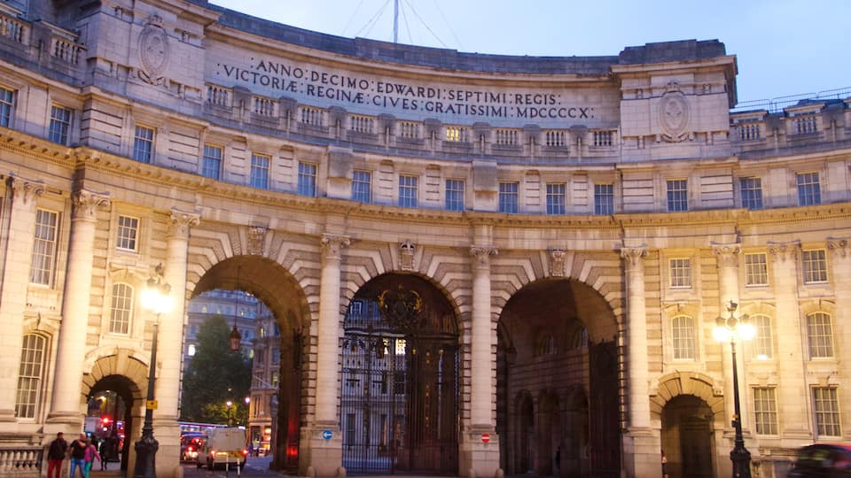 The Mall showing heritage architecture, night scenes and heritage elements