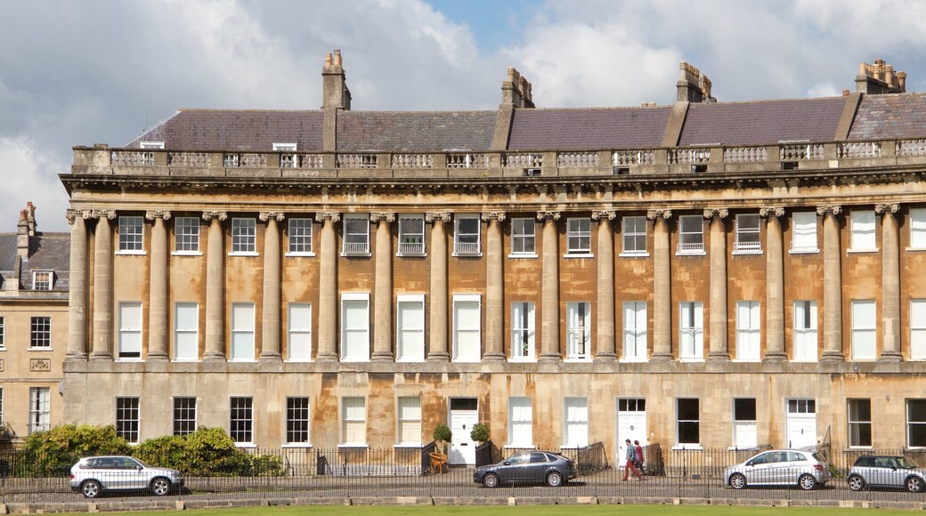 Royal Crescent che include architettura d\'epoca